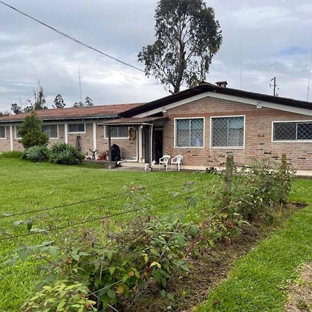 Quito Eco Lodge Airport - B&B Tababela Exterior photo